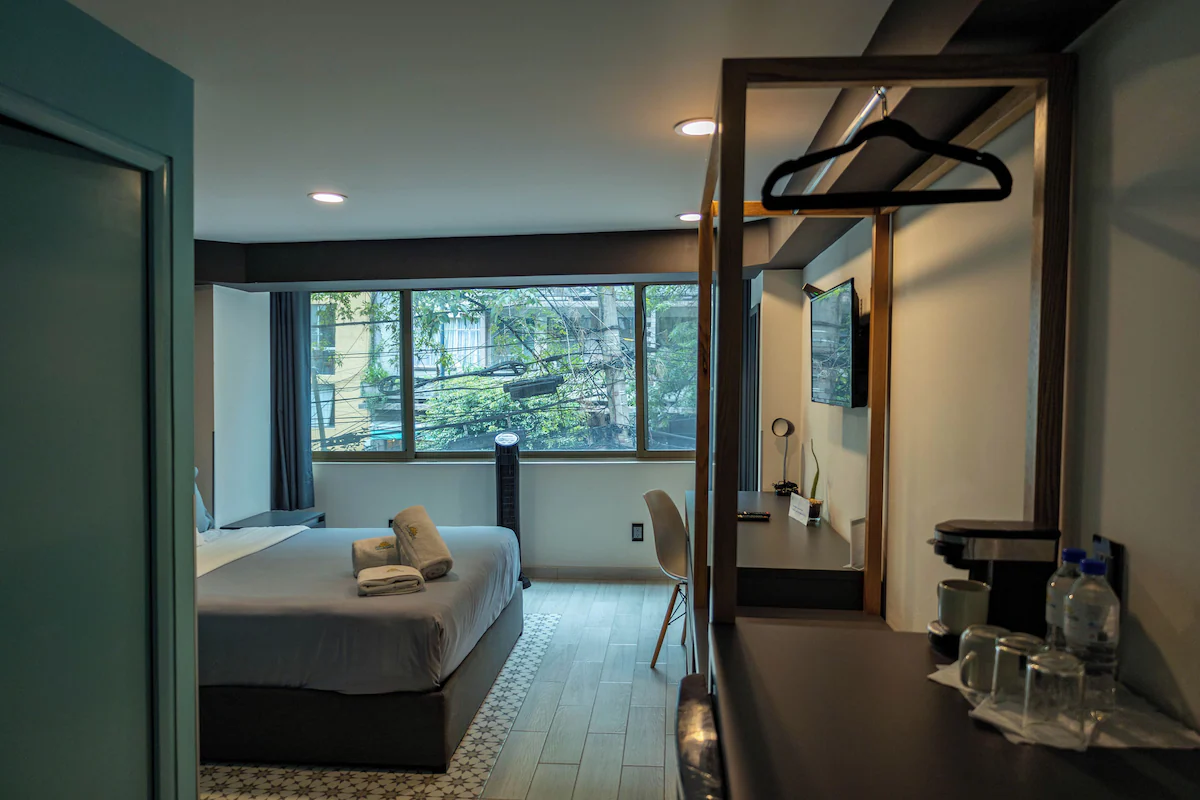 Estudio Elite de Casa Romita con cama queen size y área de trabajo