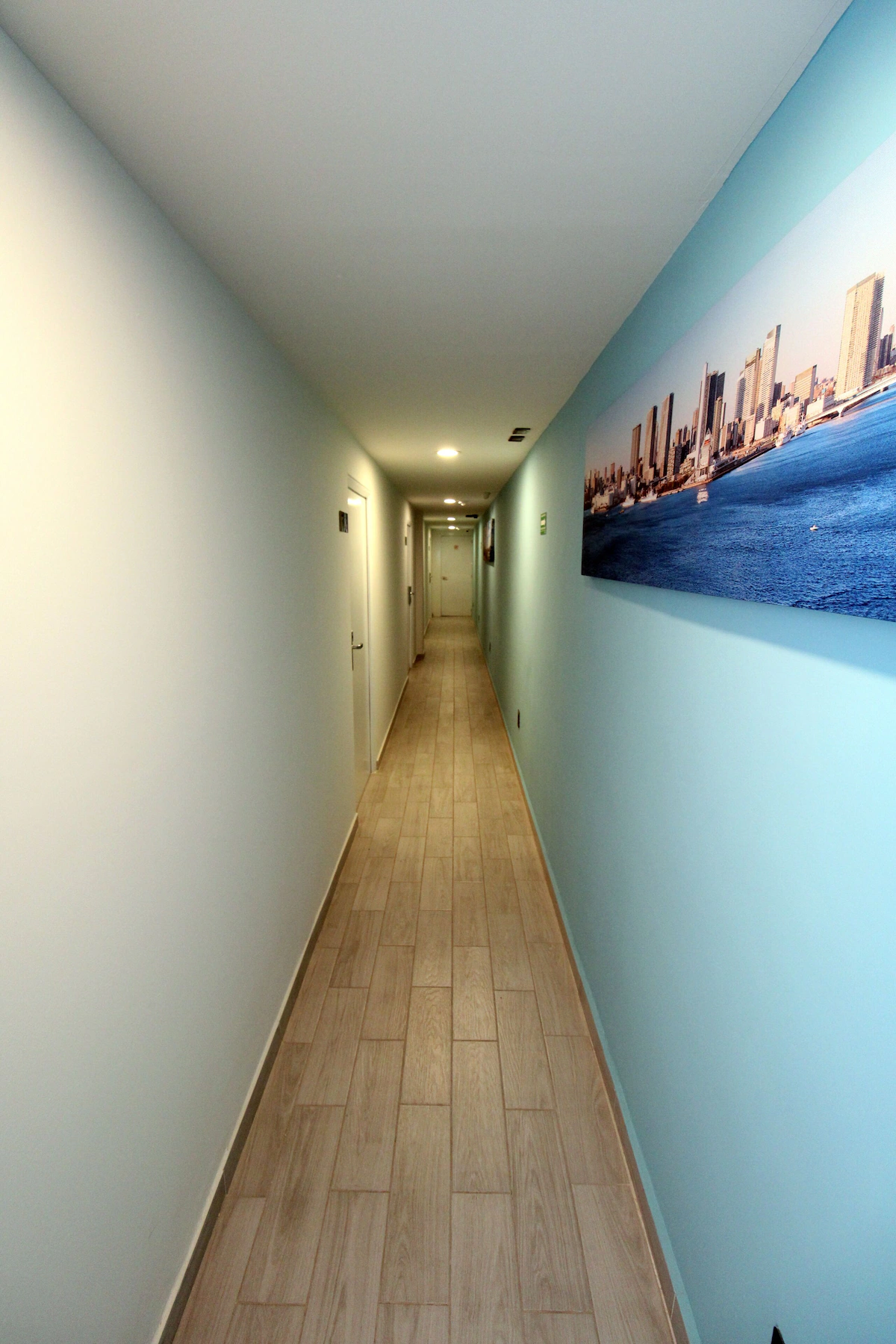 Pasillo con mural artístico de Casa Romita